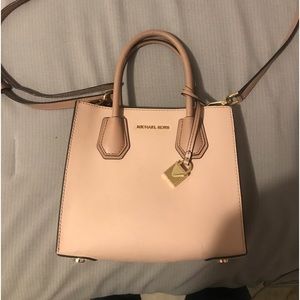 Small white Beige/tan MK bag. White on sides removable/adjustable strap